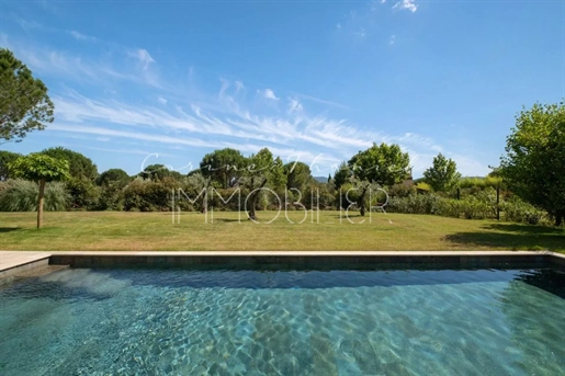 Recent villa at the foot of the village of Grimaud