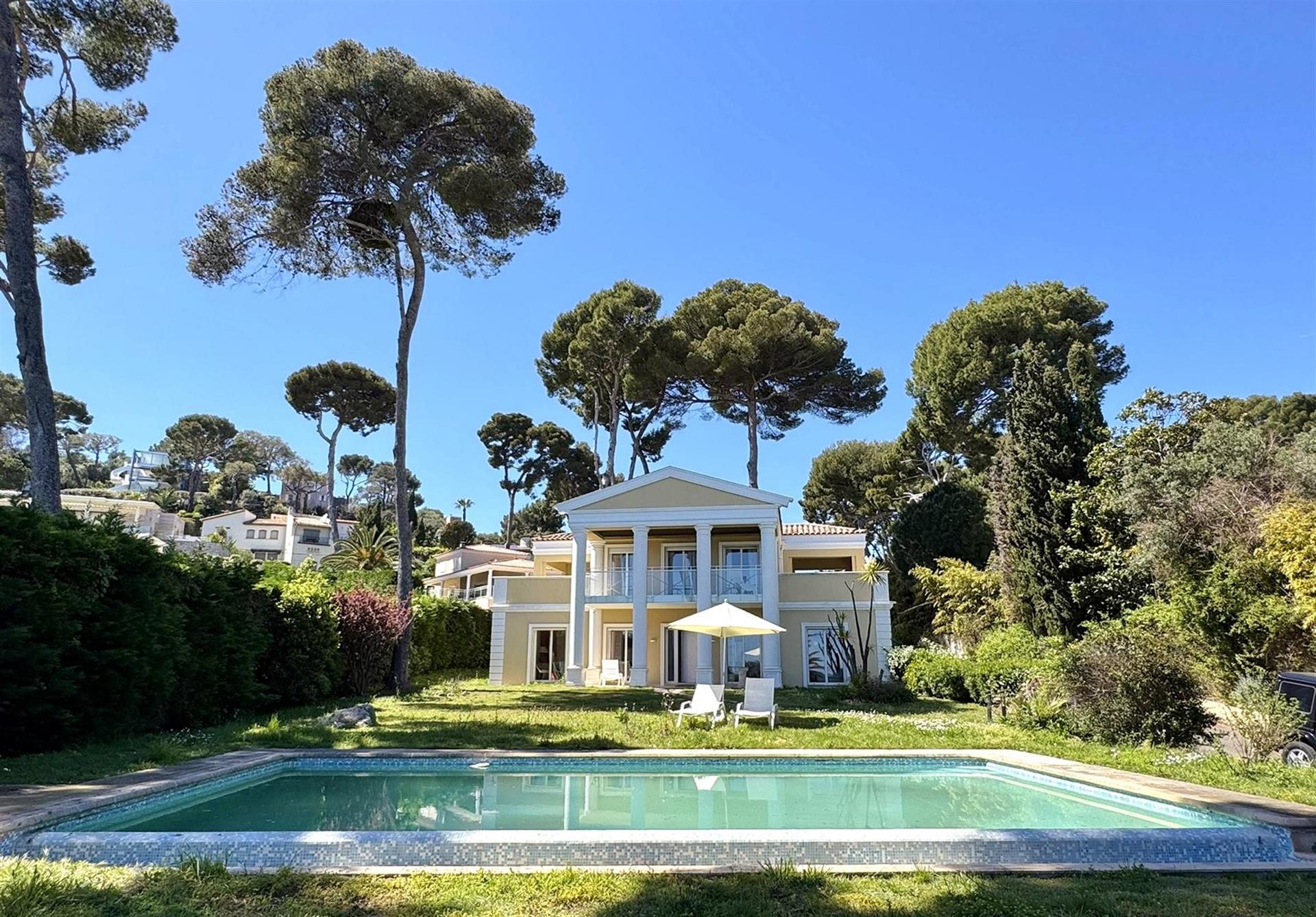Vistas deslumbrantes para o mar. Estilo pós-moderno. Localização privilegiada no Cap d'Antibes.