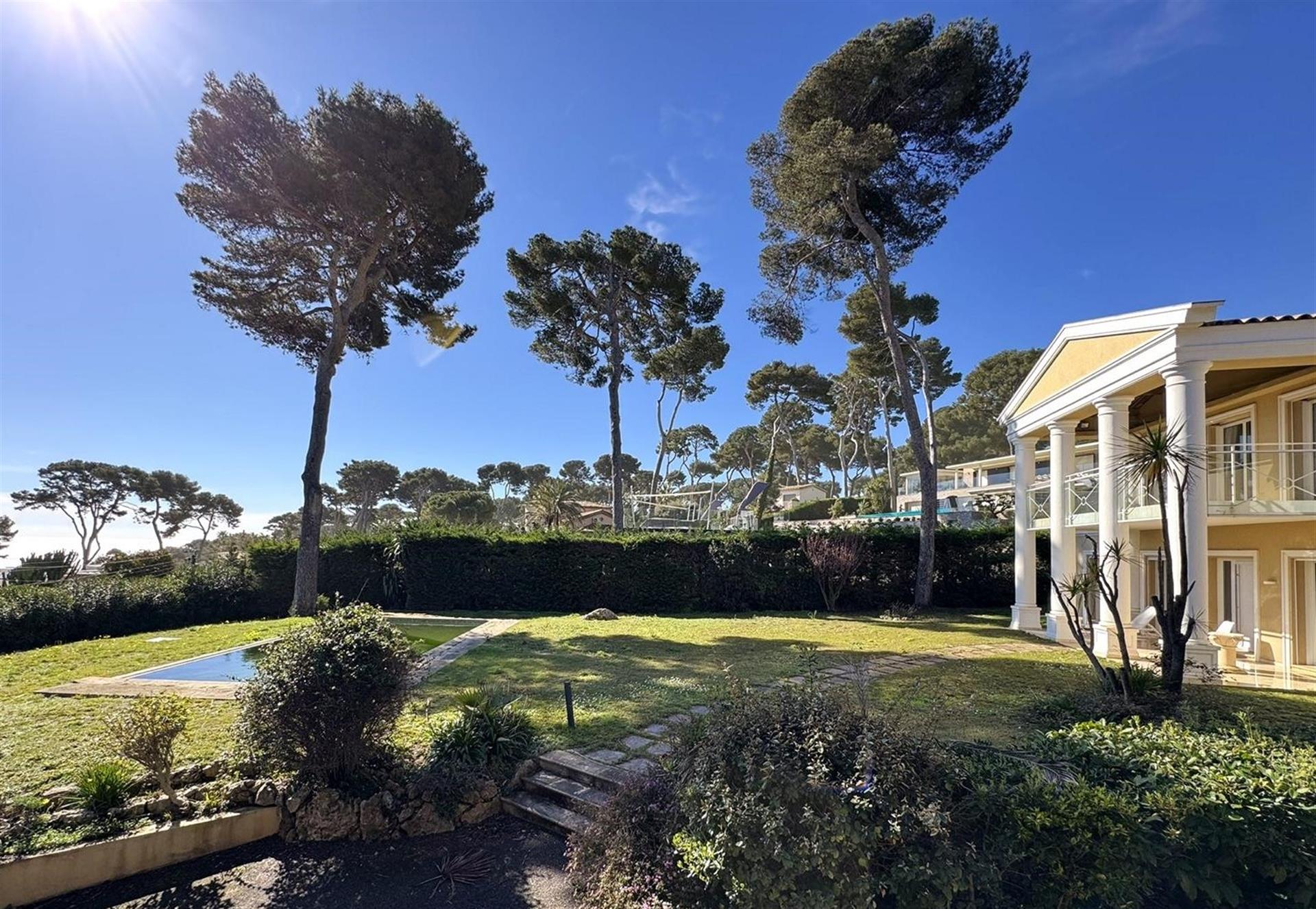 Vistas deslumbrantes para o mar. Estilo pós-moderno. Localização privilegiada no Cap d'Antibes.