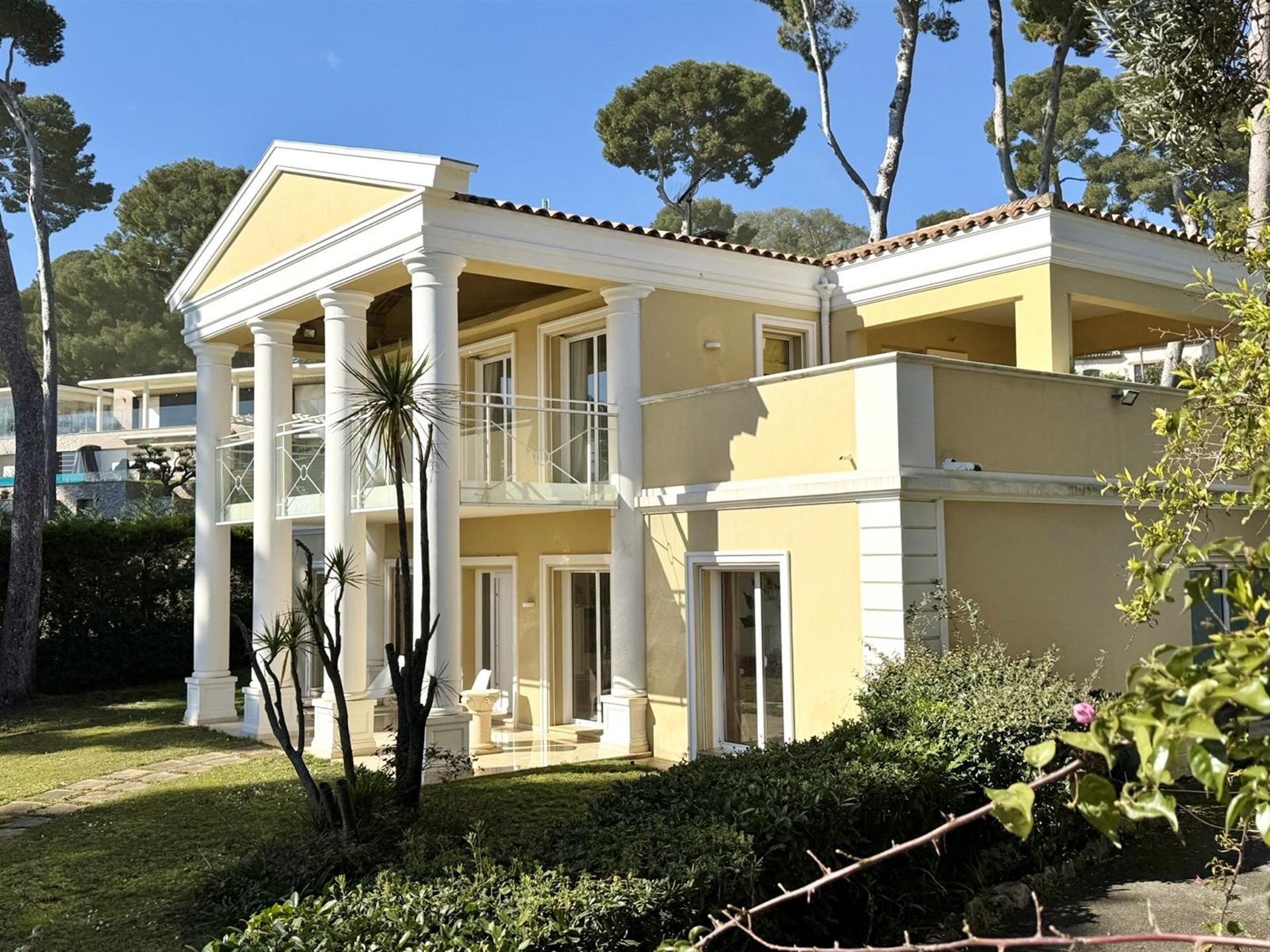 Vistas deslumbrantes para o mar. Estilo pós-moderno. Localização privilegiada no Cap d'Antibes.