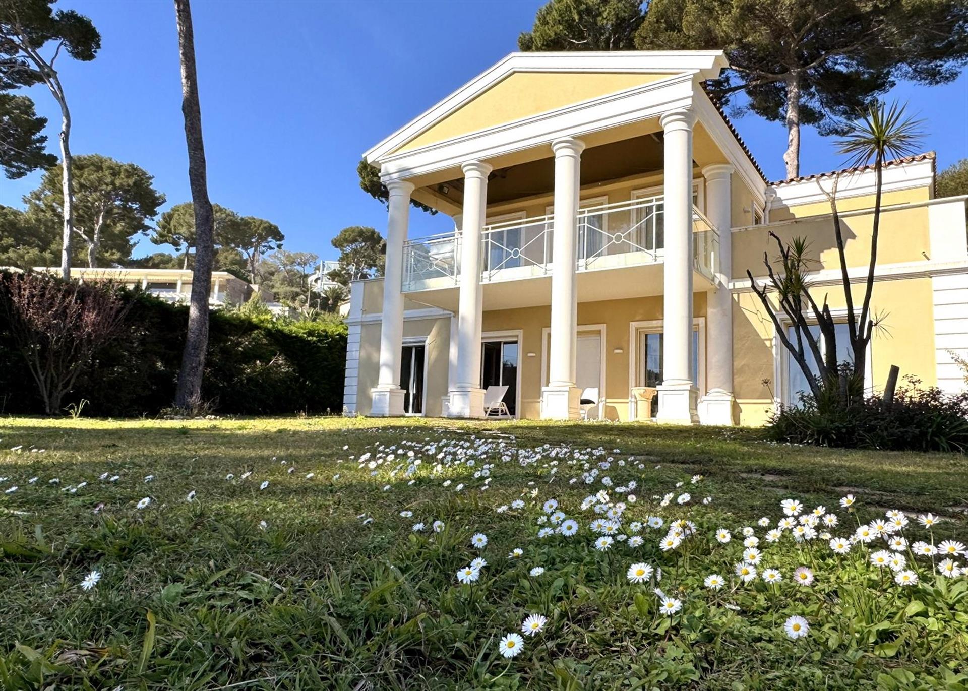 Vistas deslumbrantes para o mar. Estilo pós-moderno. Localização privilegiada no Cap d'Antibes.