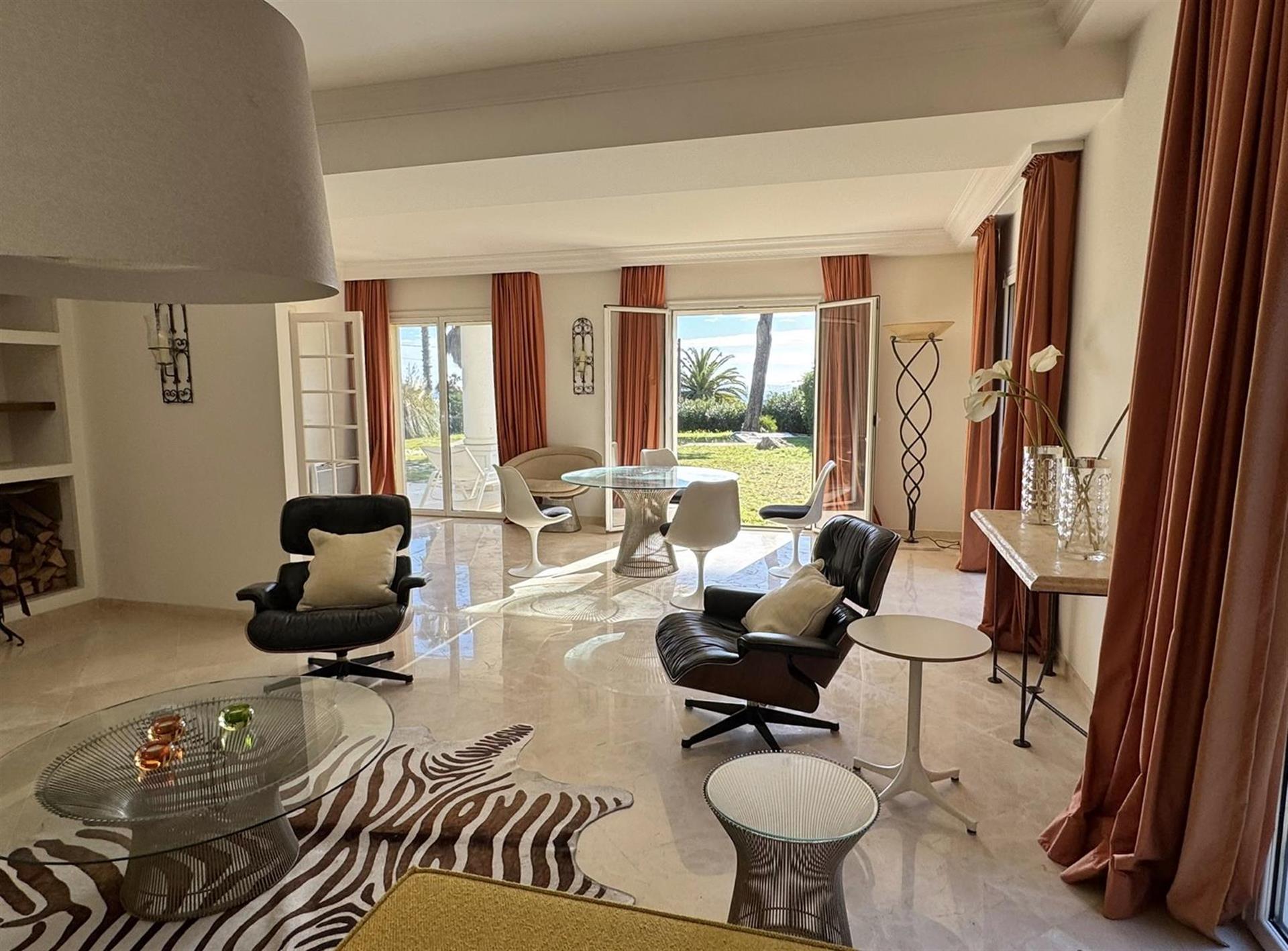 Vistas deslumbrantes para o mar. Estilo pós-moderno. Localização privilegiada no Cap d'Antibes.