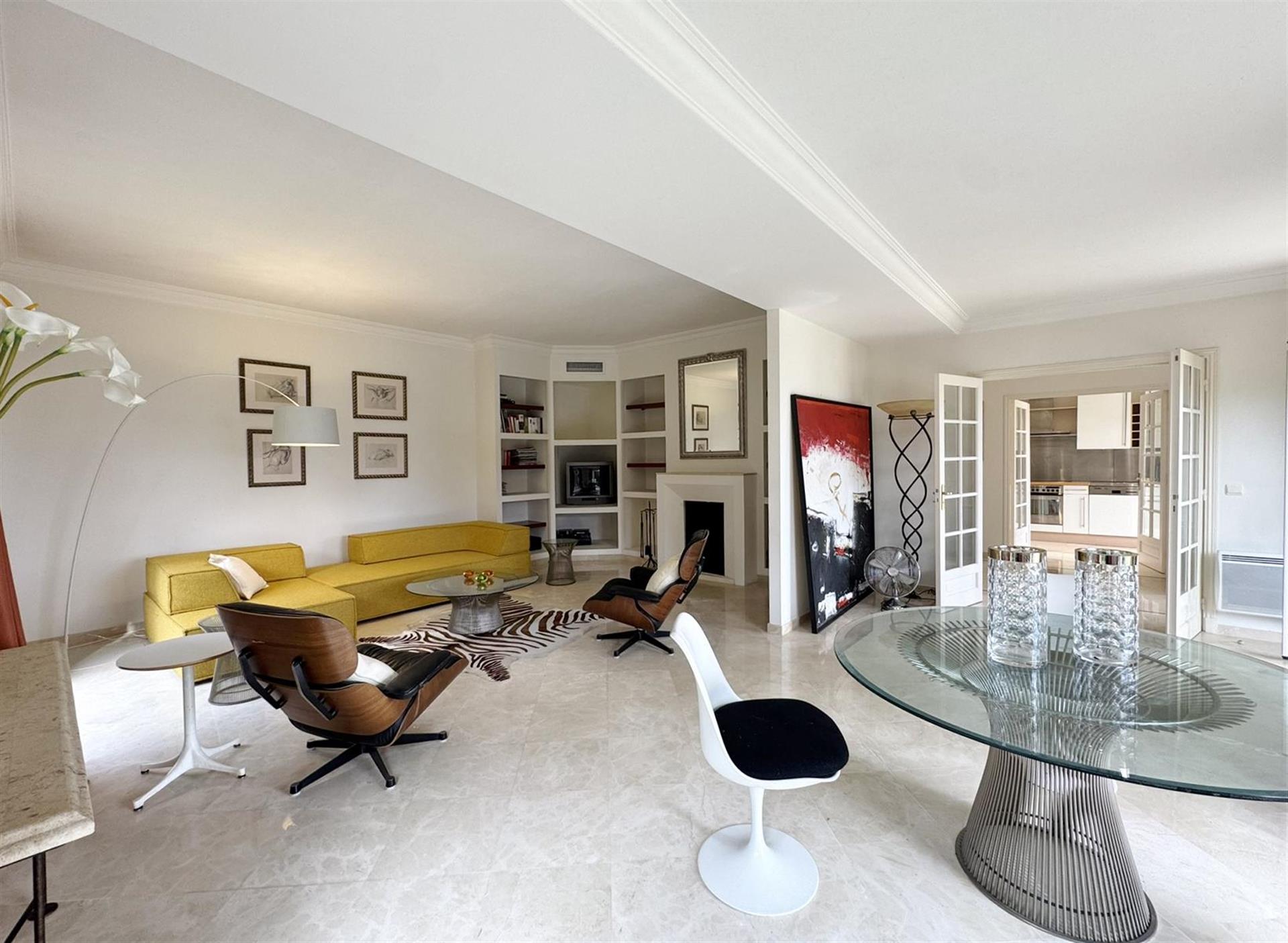 Vistas deslumbrantes para o mar. Estilo pós-moderno. Localização privilegiada no Cap d'Antibes.