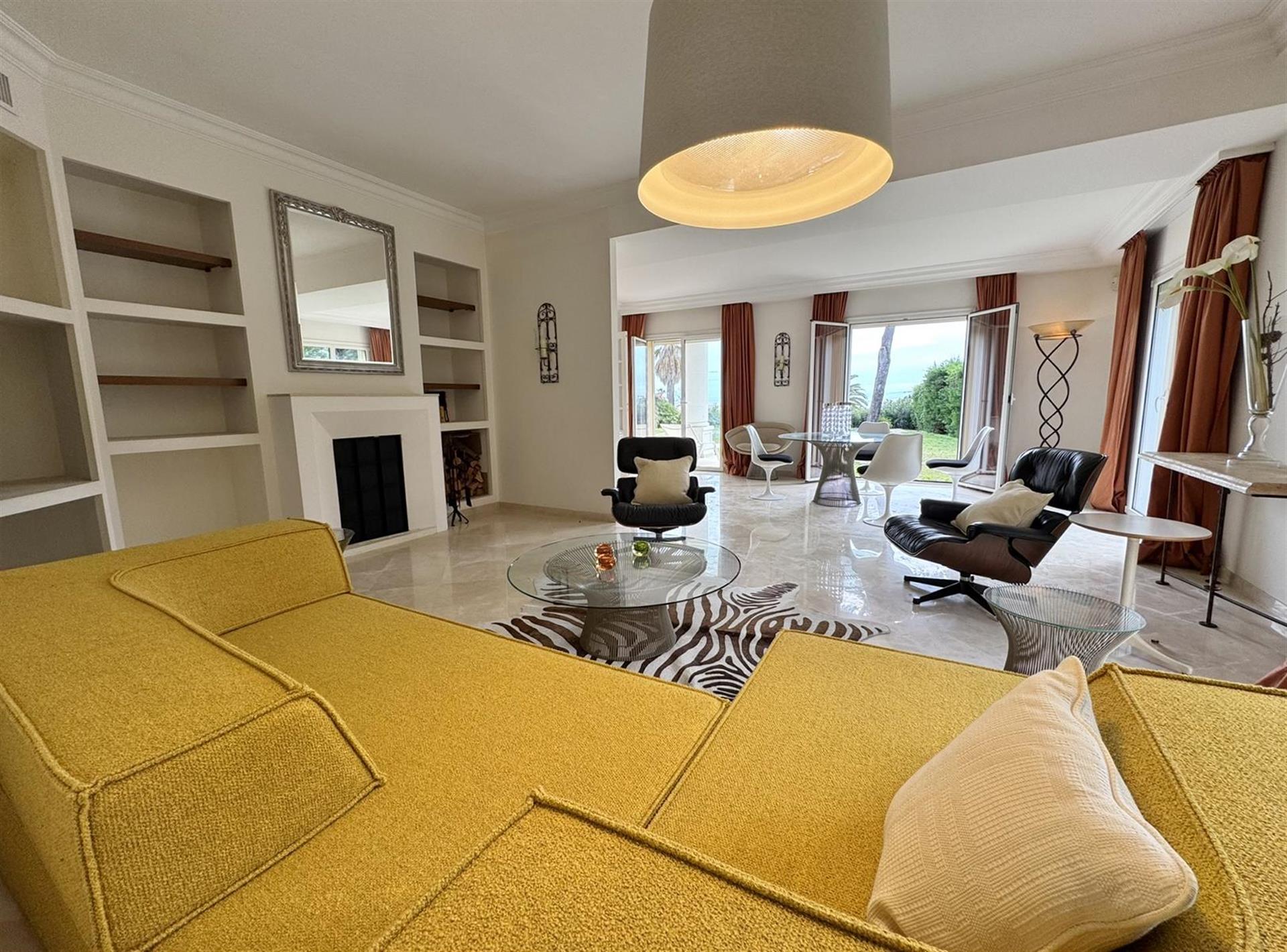 Vistas deslumbrantes para o mar. Estilo pós-moderno. Localização privilegiada no Cap d'Antibes.