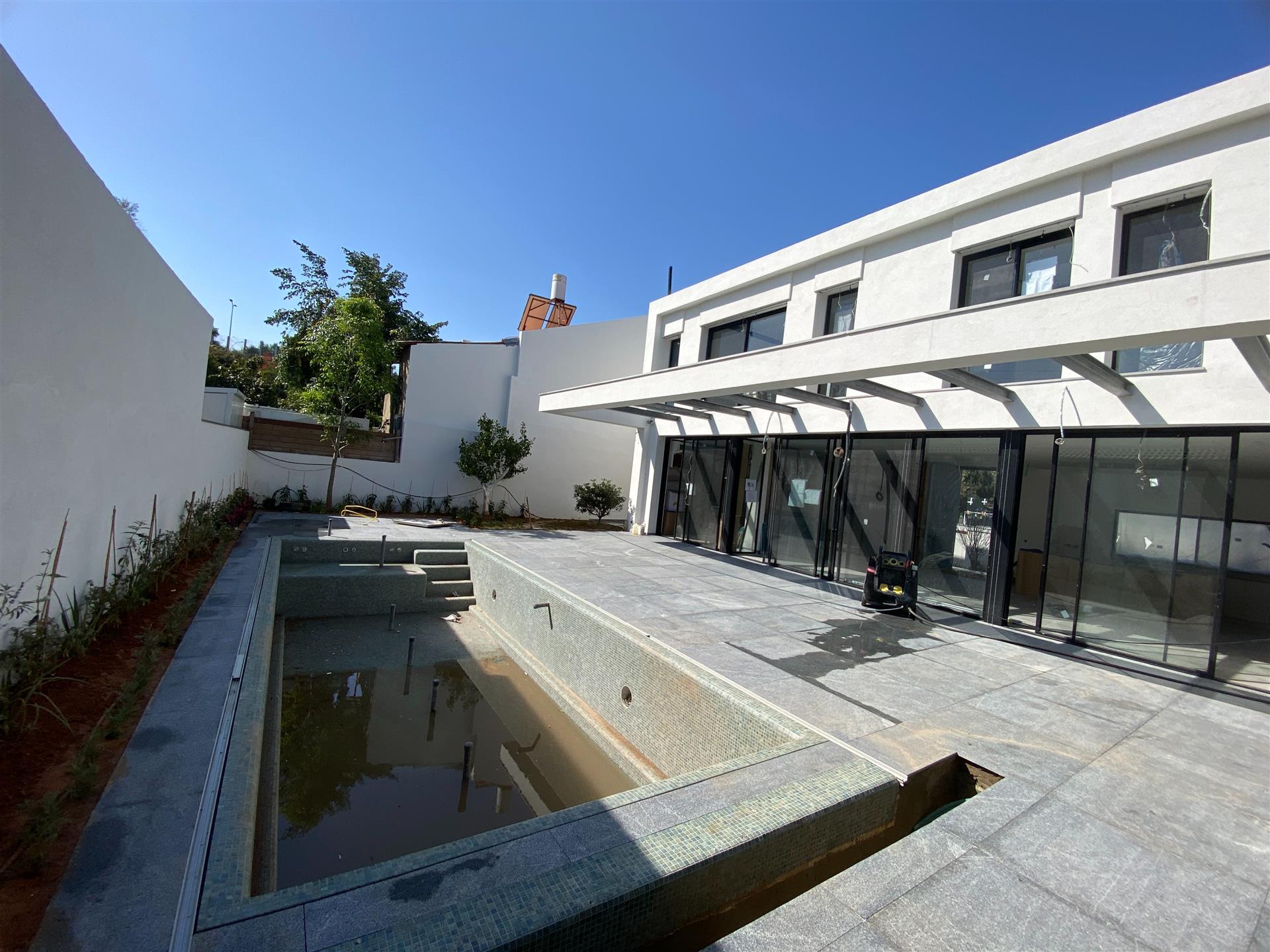 Purchase: Luxury property (00769)