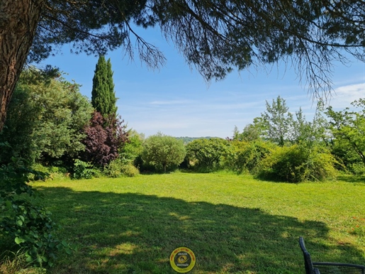 Villa atypique avec piscine sur très beau terrain 'bio', avec vue dégagée !