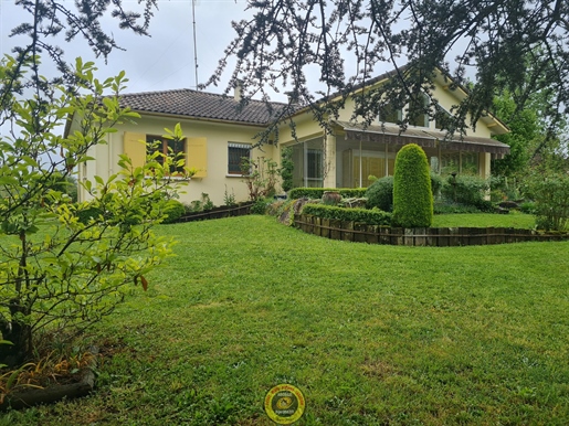 Very nice villa with beautiful park and many outbuildings...