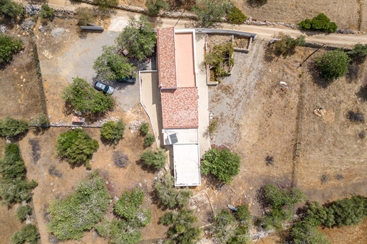 Newly renovated 3 bedroom country house in over 7,000m2 plot. Near Moncarapacho.
