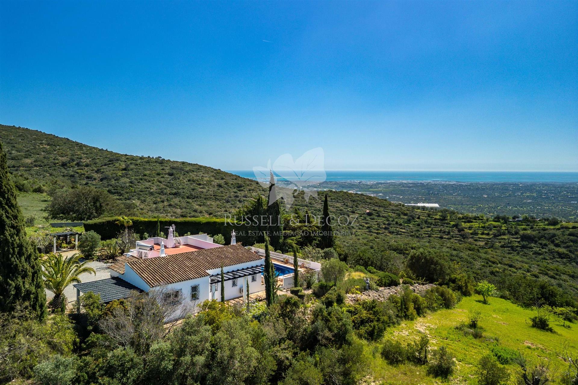 Detached 3 bedroom, one level home with pool, gardens and magnificent views . Near Moncarapacho
