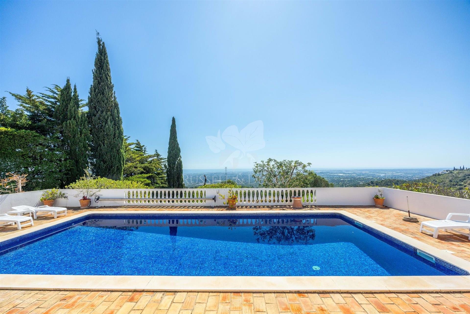 Detached 3 bedroom, one level home with pool, gardens and magnificent views . Near Moncarapacho