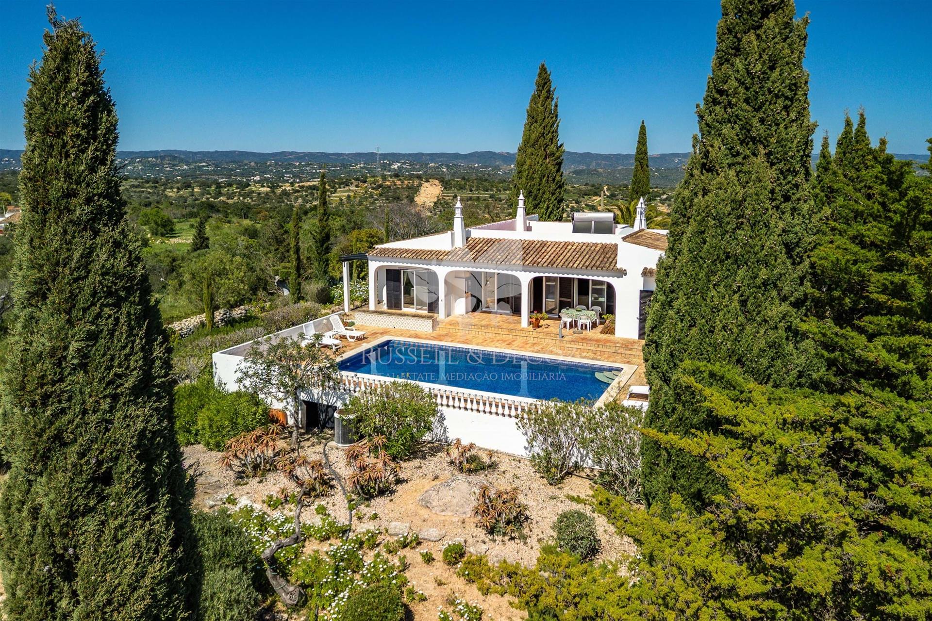 Detached 3 bedroom, one level home with pool, gardens and magnificent views . Near Moncarapacho