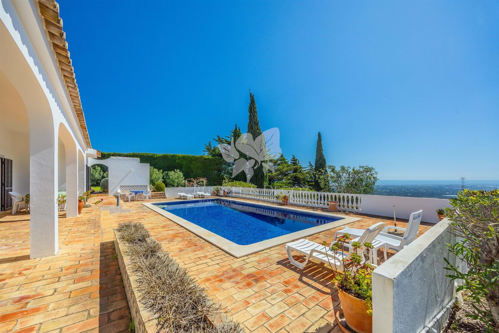Detached 3 bedroom, one level home with pool, gardens and magnificent views . Near Moncarapacho