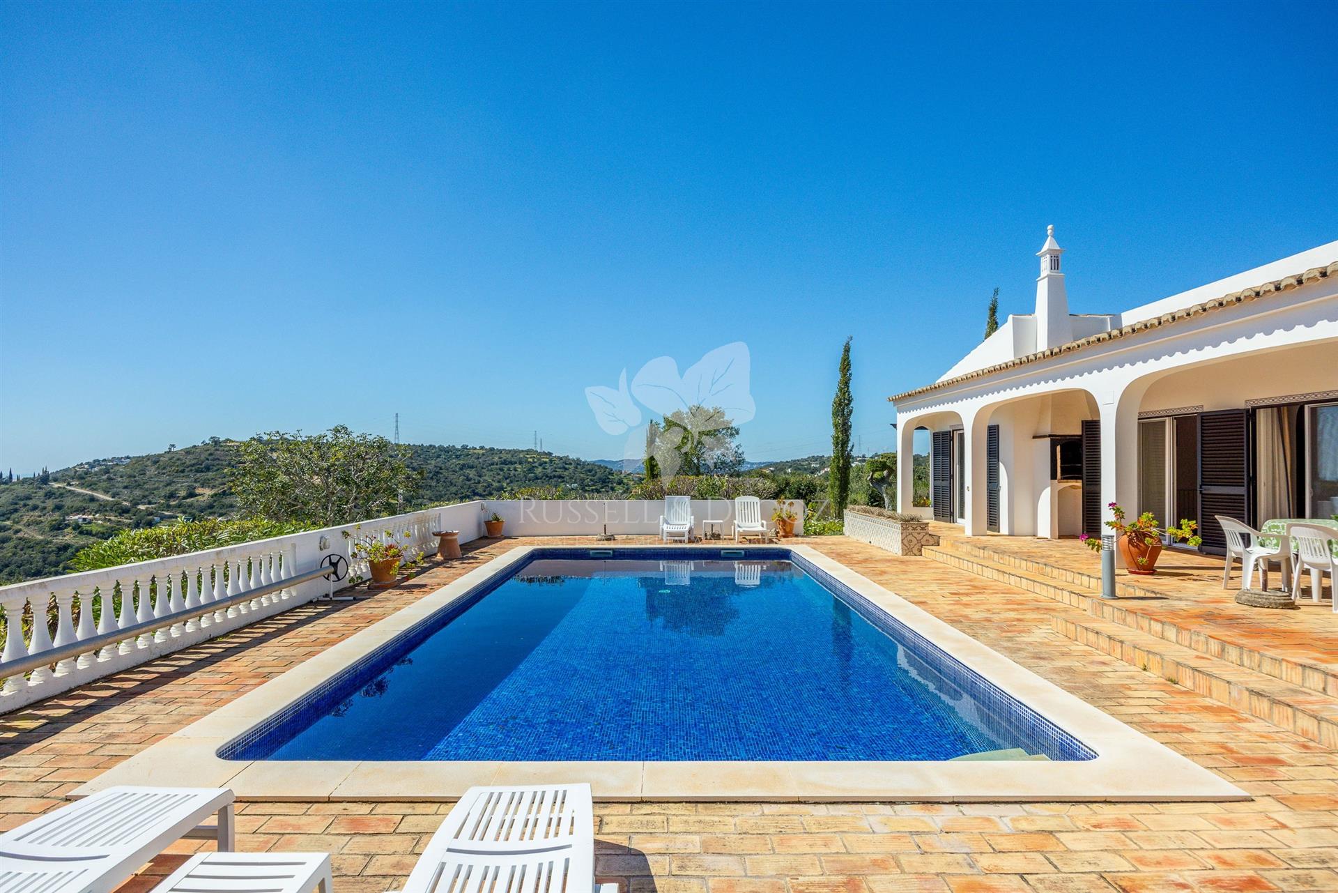 Detached 3 bedroom, one level home with pool, gardens and magnificent views . Near Moncarapacho