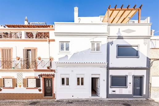 Maison de ville entièrement rénovée de 2 chambres avec terrasse à Olhão.