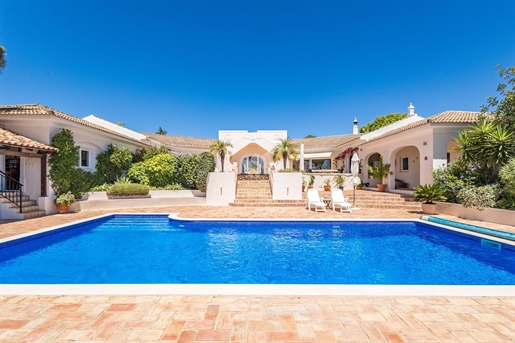 Beautifully presented 4 bedroom detached villa with 1 bedroom guest annex & pool. Near Santa Bárbara