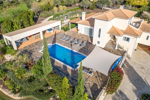 Moderne villa met 5 slaapkamers met verwarmd zwembad, garage en uitzicht op zee in meer dan 12.000 m