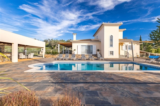 Impressionante moradia de 5 quartos com piscina aquecida, garagem, vista para o mar e jardins paisag