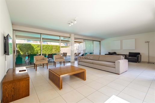Modern 4 bedroom villas with pool and parking - near Albufeira.