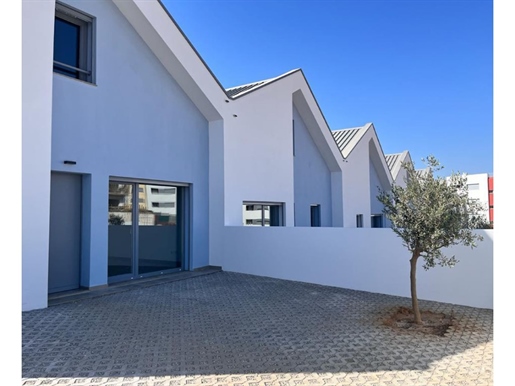 Arade Villas, Ferragudo (Algarve), Moradia em banda V3+1, de arquitetura elegante e contemporânea