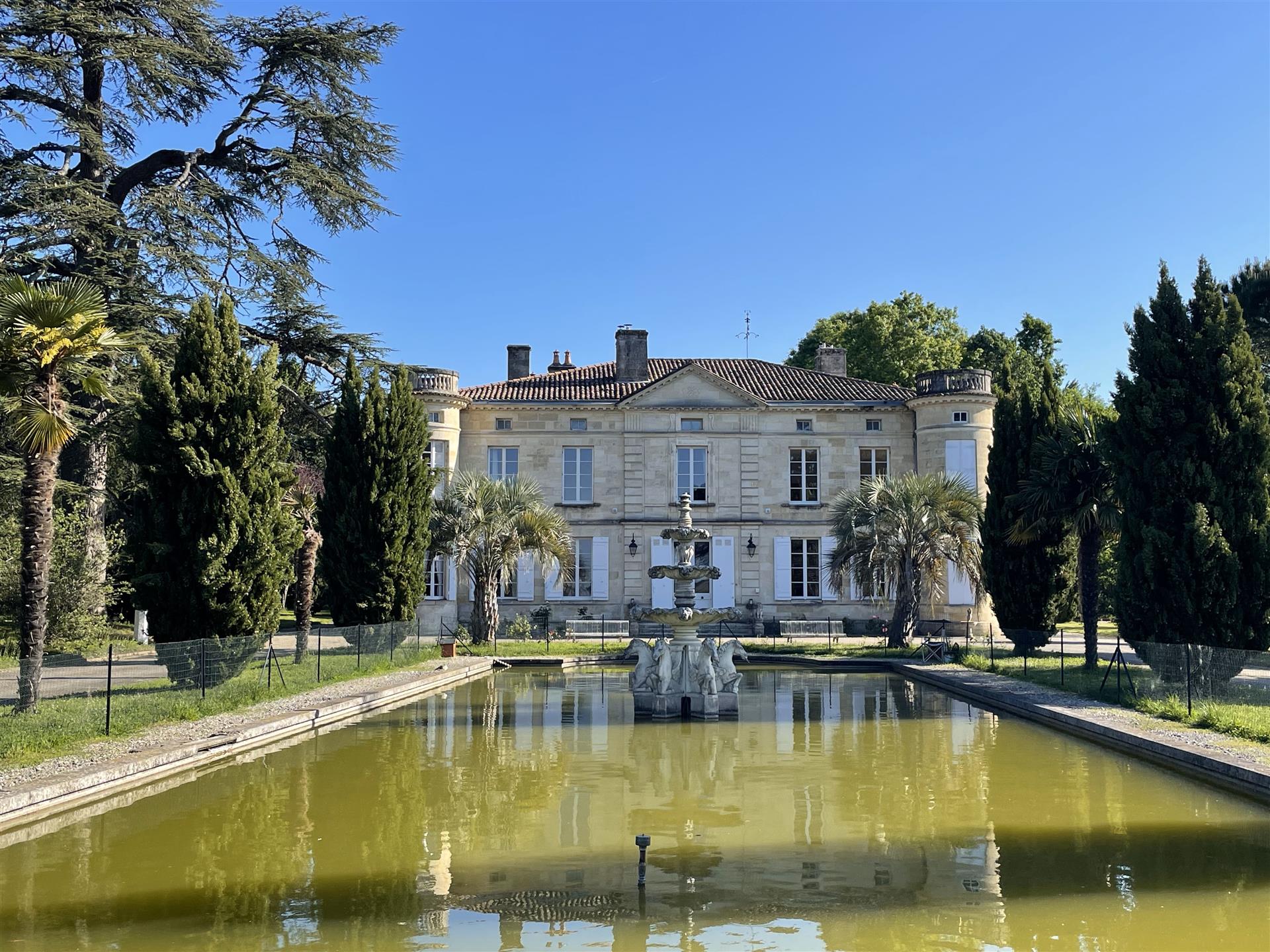 Exceptional castle in a wooded park of 21,537 m²