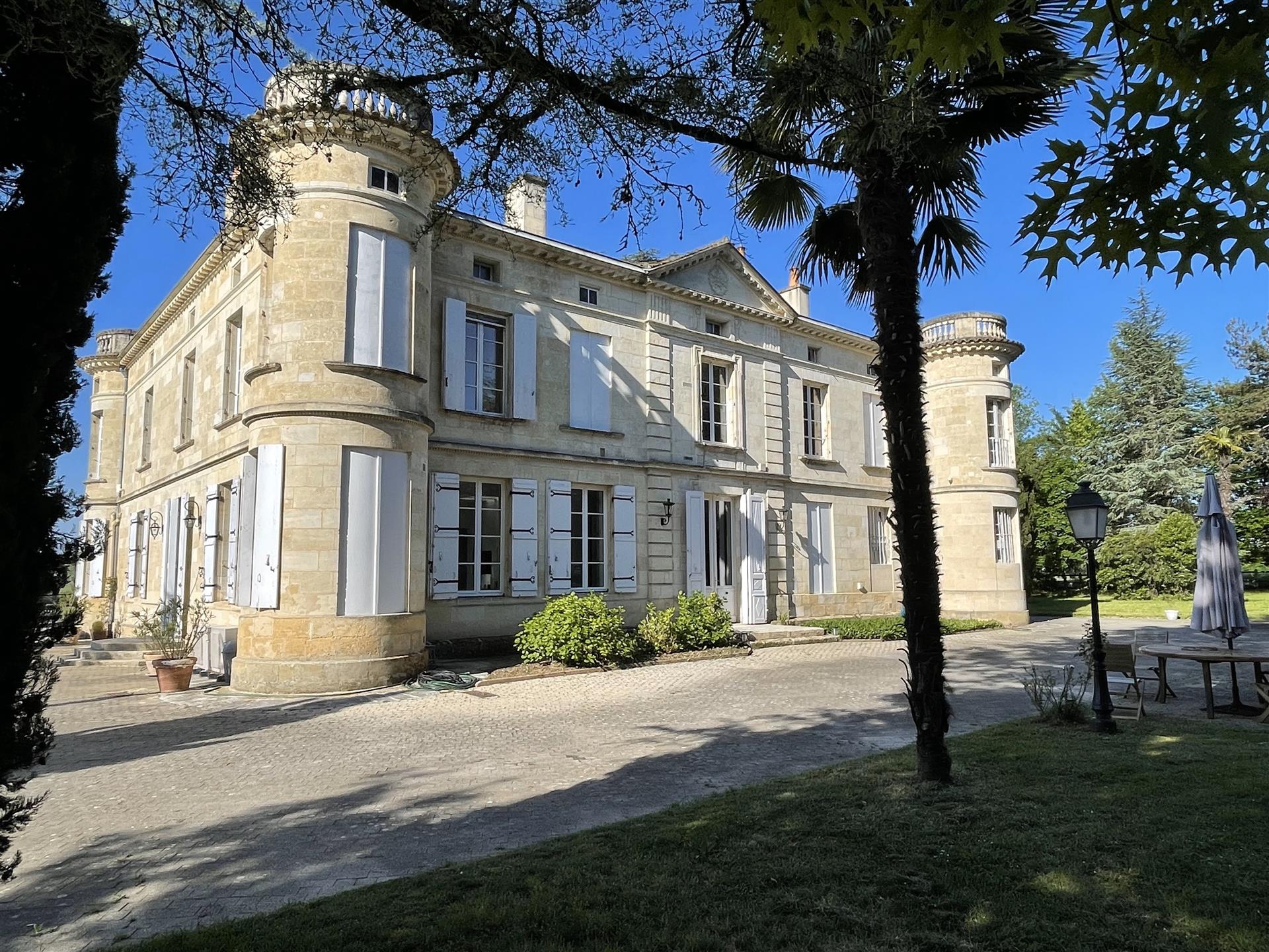 Exceptional castle in a wooded park of 21,537 m²