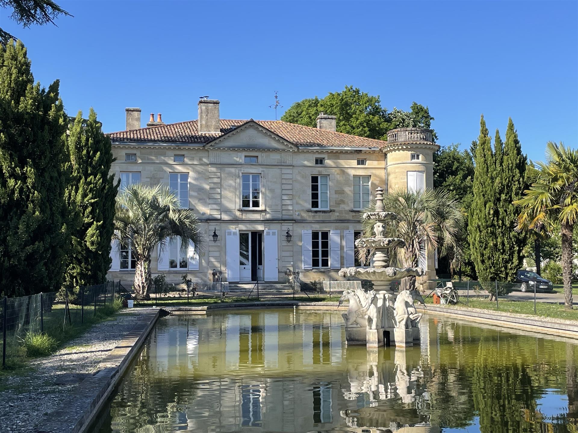 Exceptional castle in a wooded park of 21,537 m²