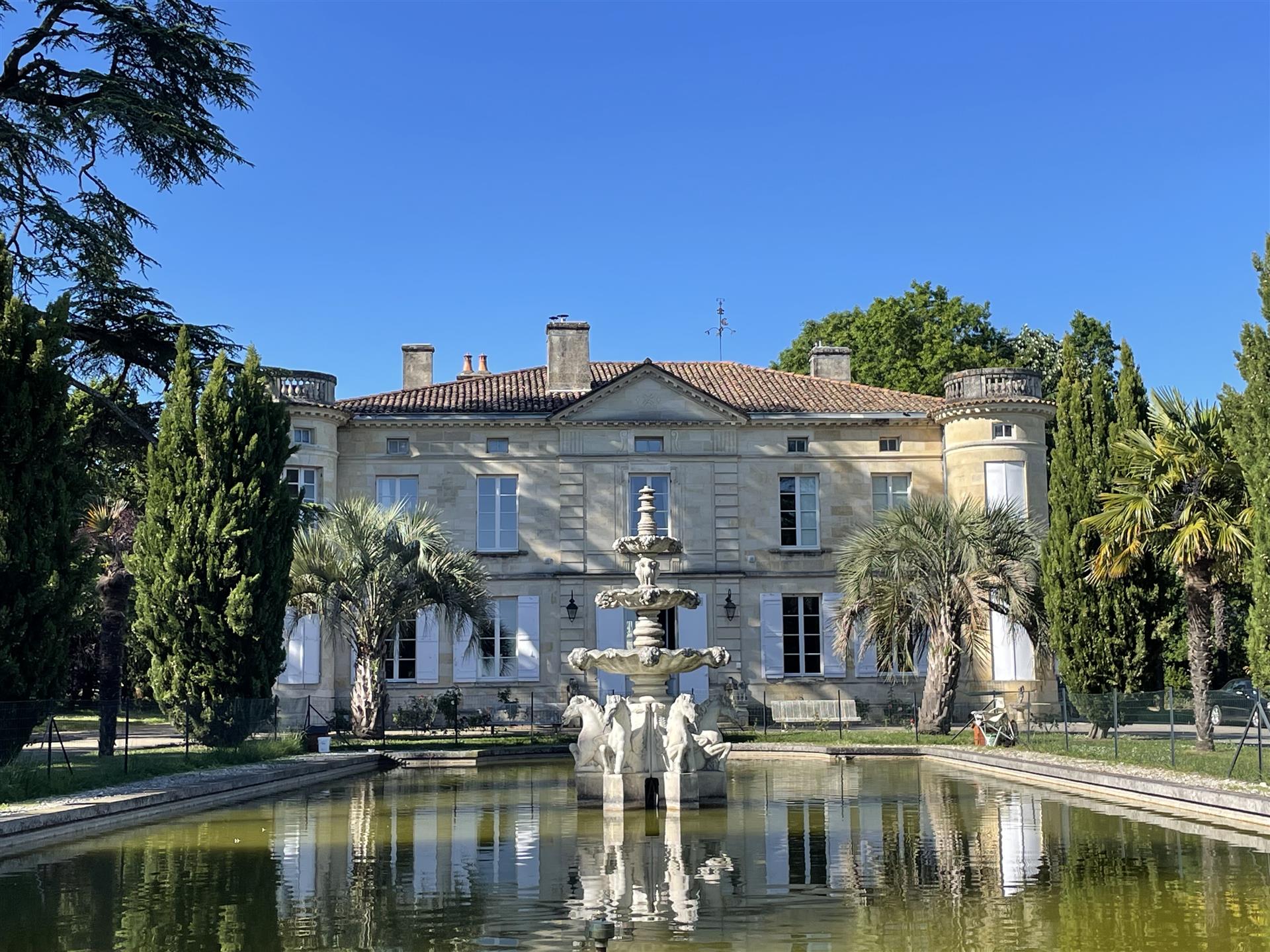 Exceptional castle in a wooded park of 21,537 m²