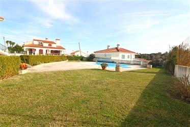 Spacious Villa with 4 Bedrooms, Swimming Pool and Excellent Access in Bombarral 