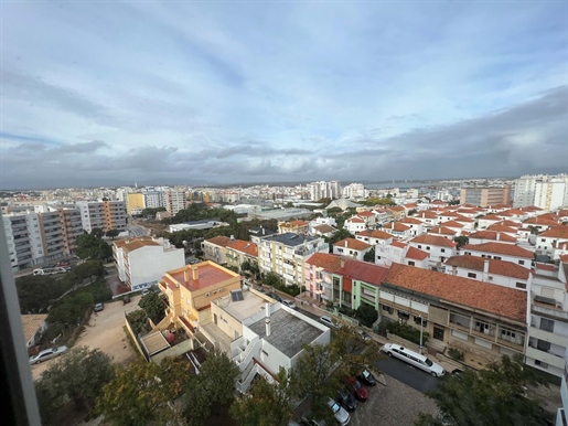 Apartamento de 1+1 dormitorios en venta en Portimão