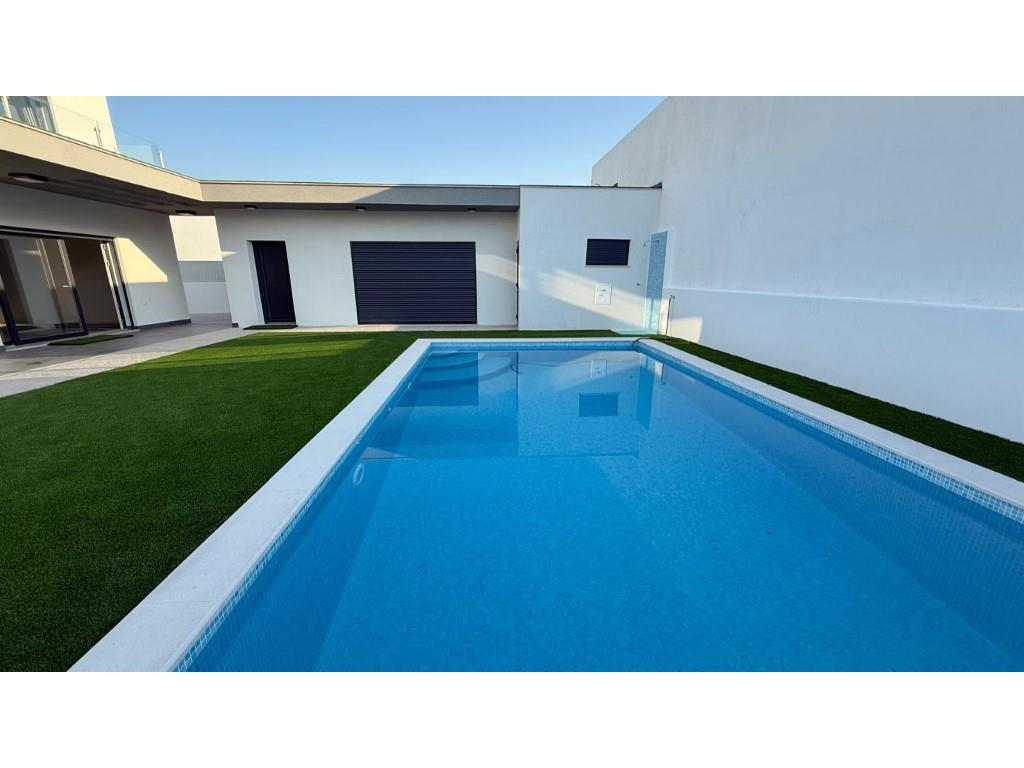 4-Bedroom house with pool, backyard, and garage
