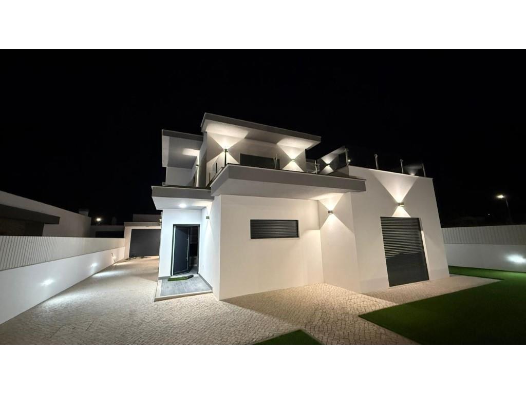 4-Bedroom house with pool, backyard, and garage