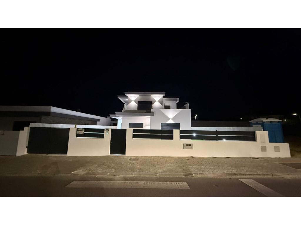 4-Bedroom house with pool, backyard, and garage