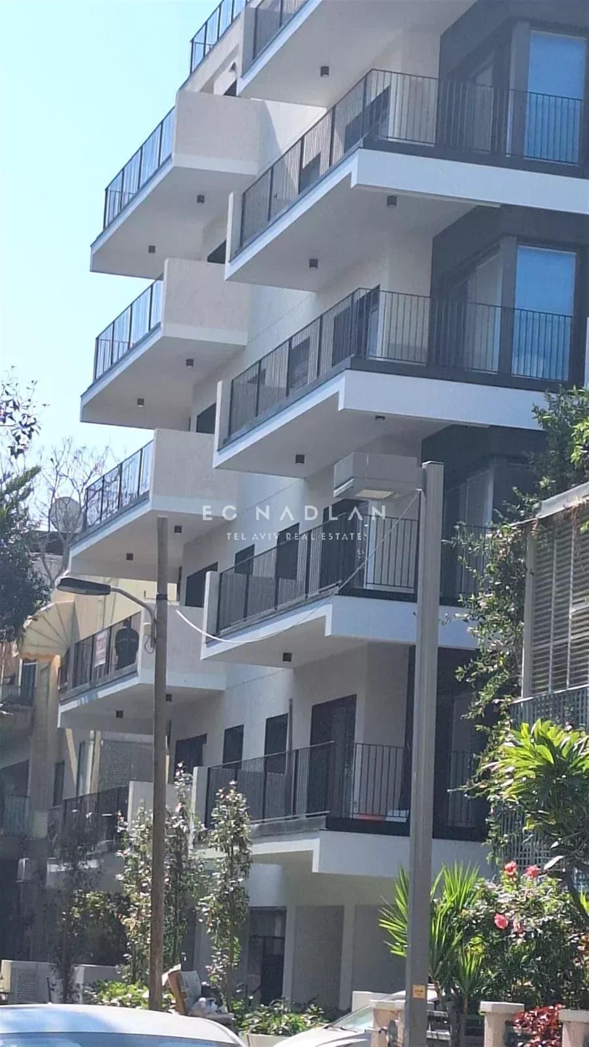 For sale in Tel-Aviv. Large new apartment near the seashore. Hilton side