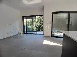 For sale in Tel-Aviv. Large new apartment near the seashore. Hilton side