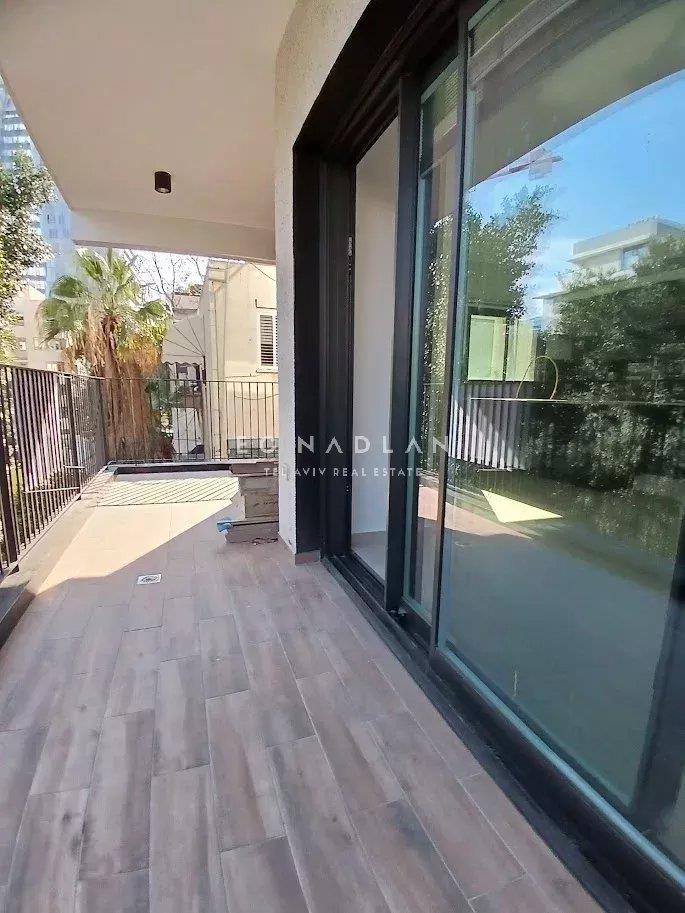 For sale in Tel-Aviv. Large new apartment near the seashore. Hilton side