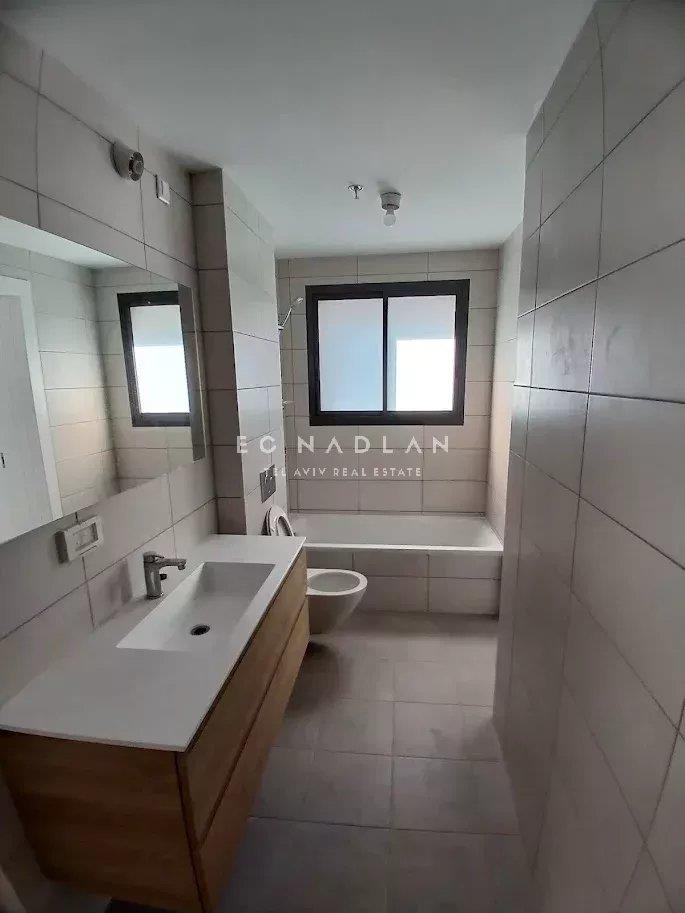 For sale in Tel-Aviv. Large new apartment near the seashore. Hilton side