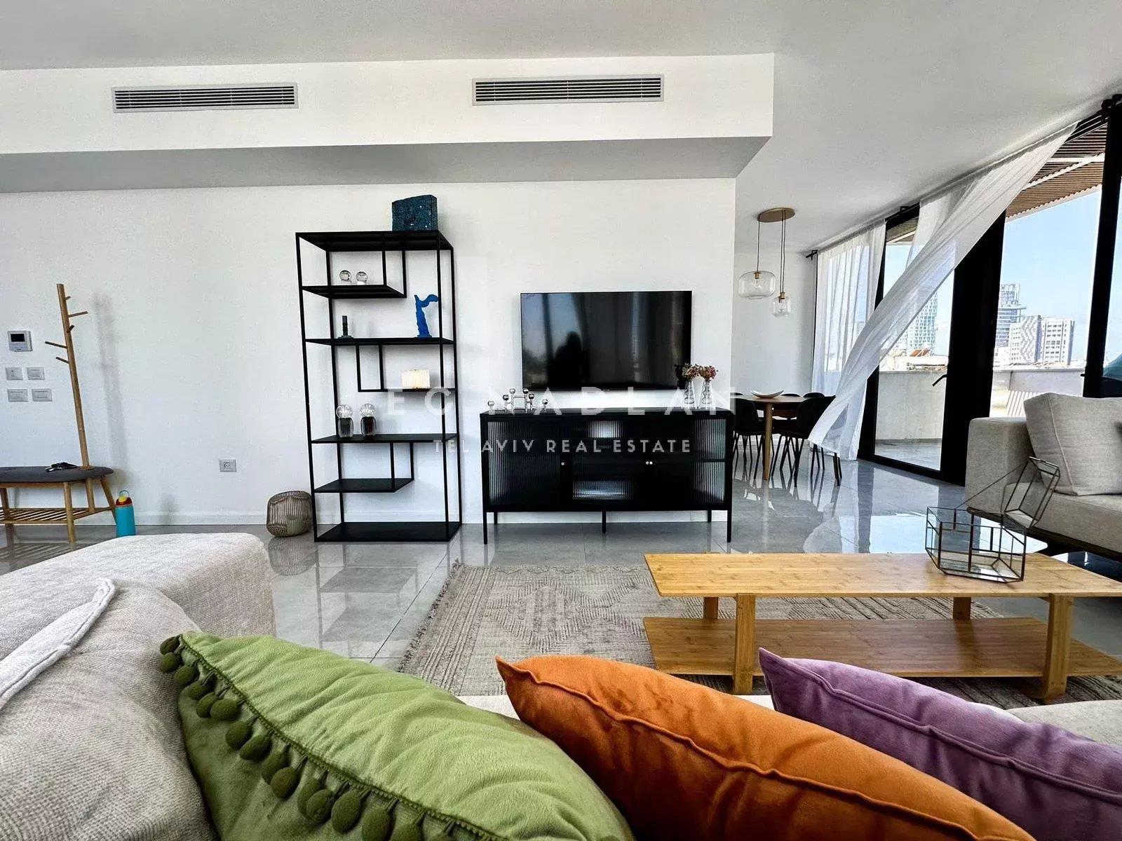 For sale in Tel-Aviv. Bograshov beach. Amazing penthouse of 2 bedrooms