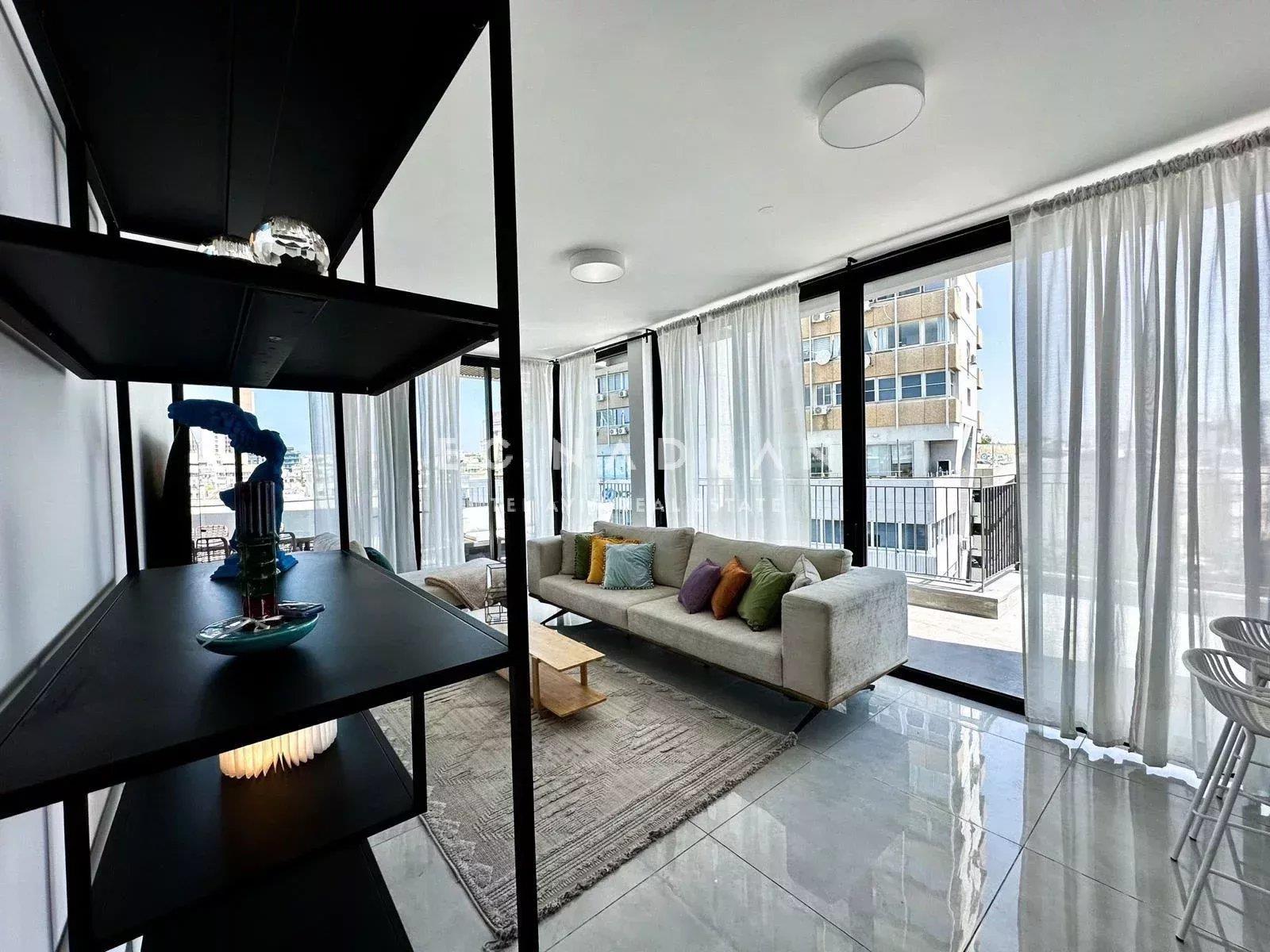 For sale in Tel-Aviv. Bograshov beach. Amazing penthouse of 2 bedrooms