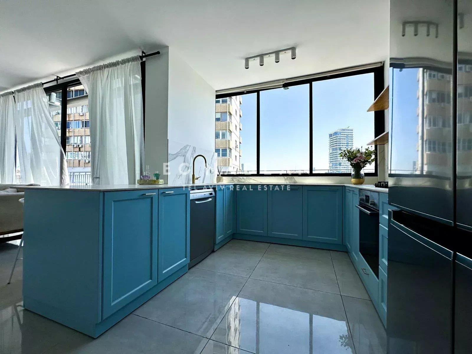 For sale in Tel-Aviv. Bograshov beach. Amazing penthouse of 2 bedrooms