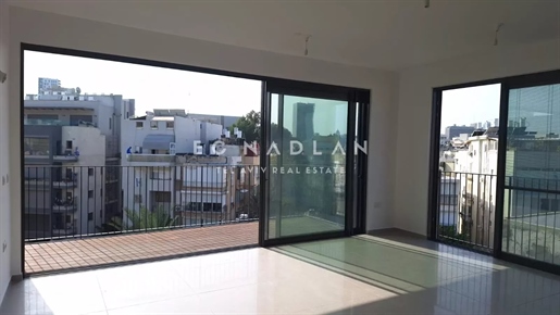 For sale in Tel-aviv, new apartment with balcony