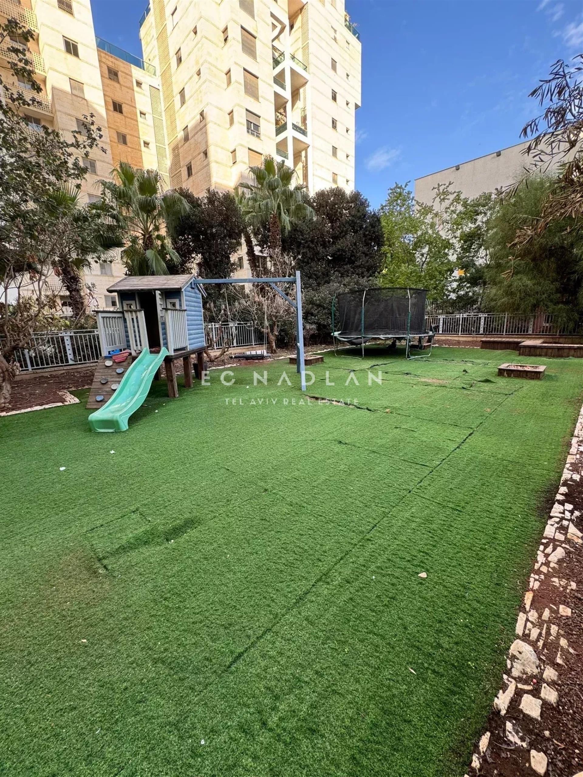 For sale in Tel-Aviv, Large Garden Apartment