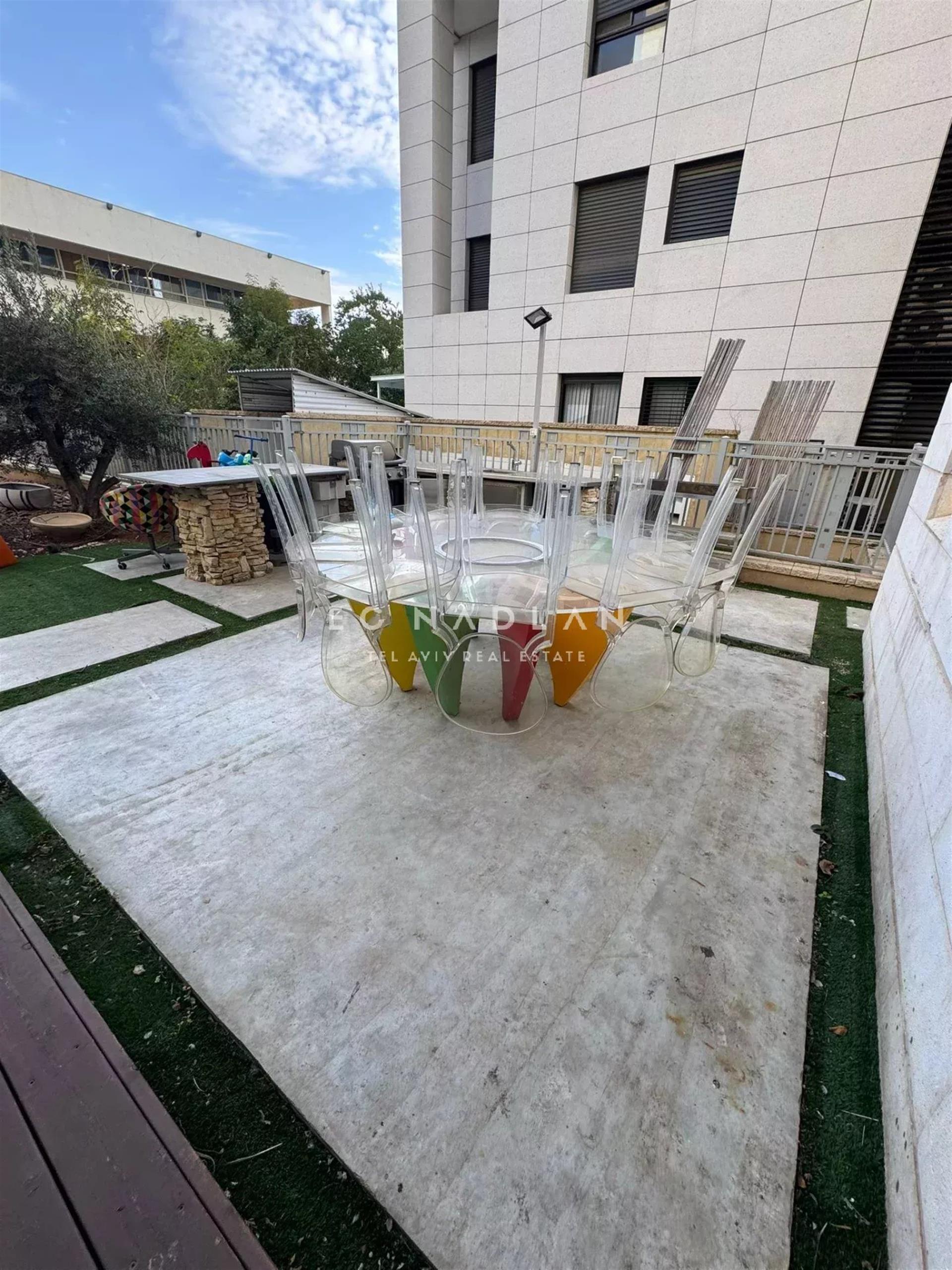 For sale in Tel-Aviv, Large Garden Apartment