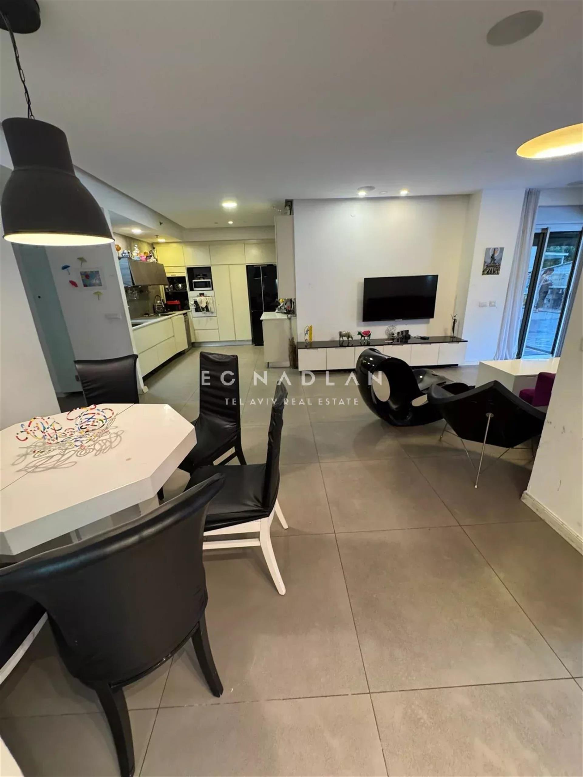 For sale in Tel-Aviv, Large Garden Apartment
