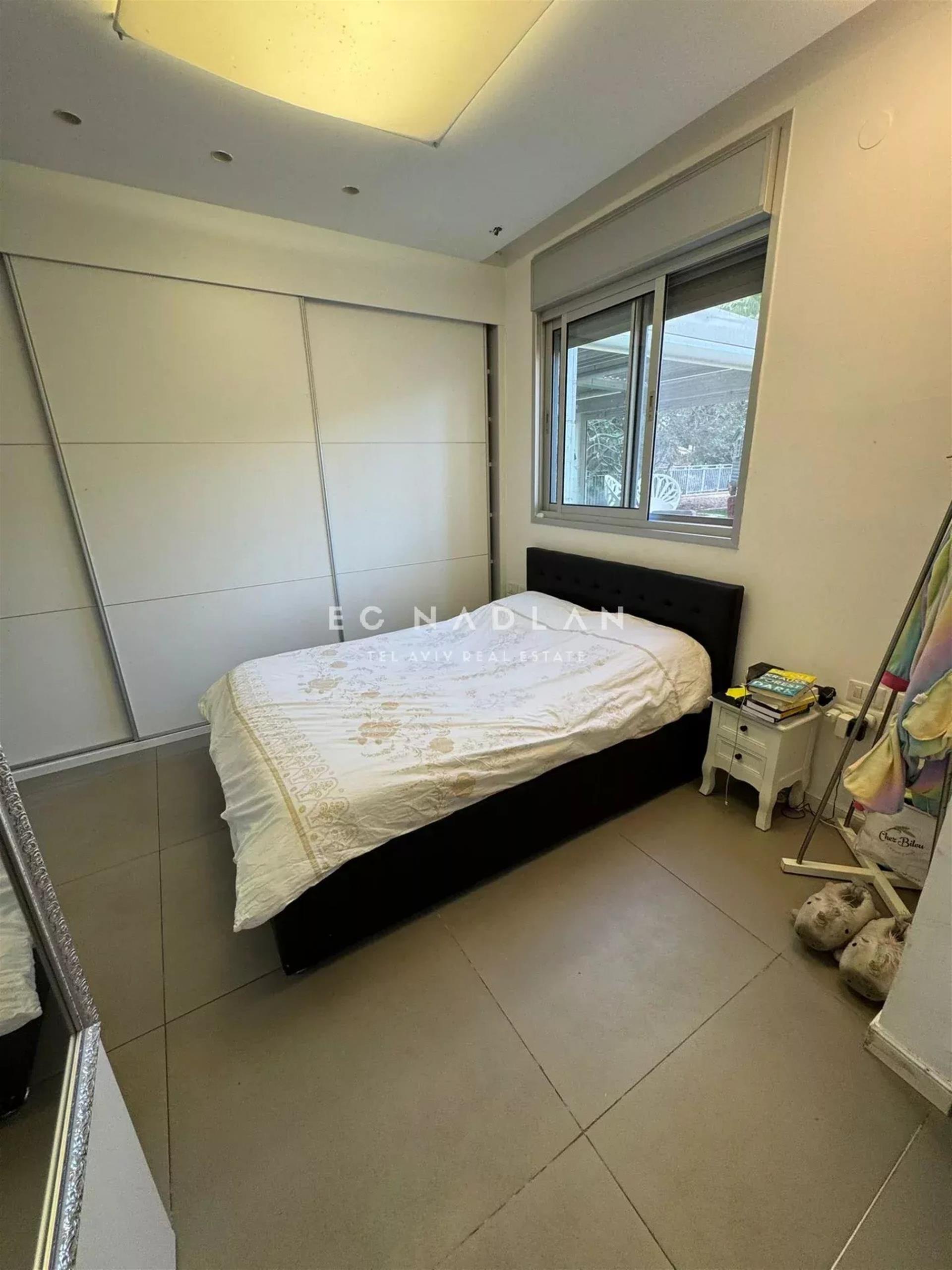 For sale in Tel-Aviv, Large Garden Apartment