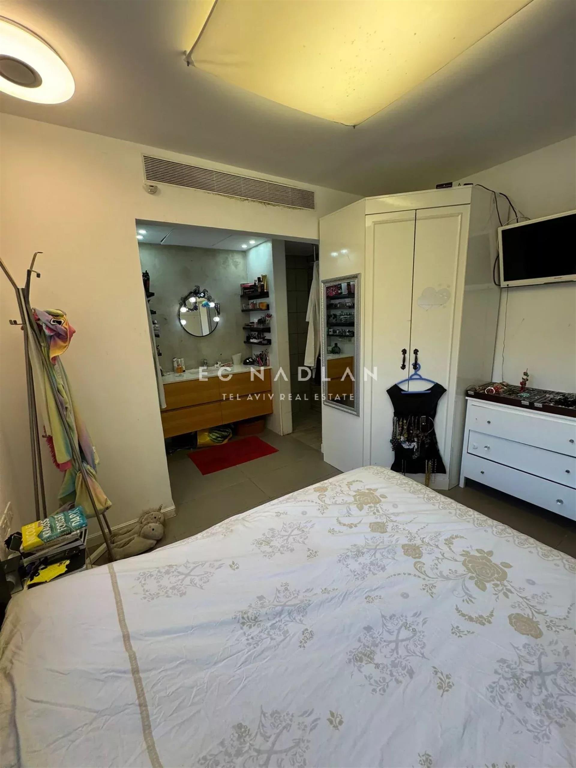 For sale in Tel-Aviv, Large Garden Apartment
