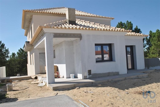 House with 4 Rooms in Fernão Ferro with 294,00 m²