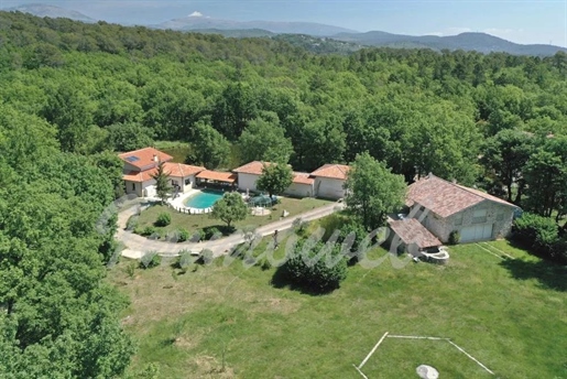 Prachtige villa van 350 m² met bijgebouwen terrein 1,7 hectare