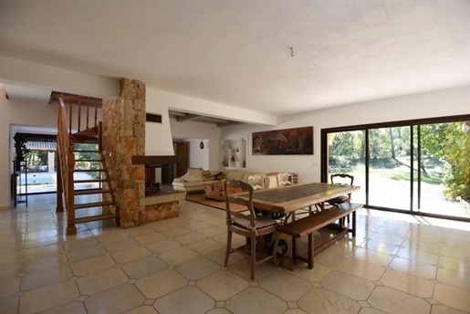 Villa of 282 m² with 5 bedrooms and guest house