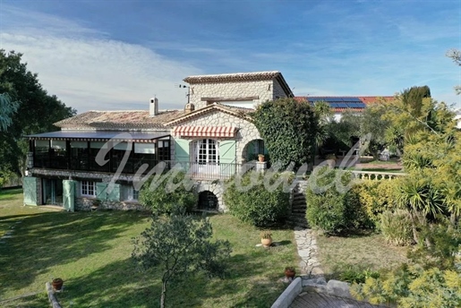 Close to the village center Stone house of 290 m² with 5 bedrooms
