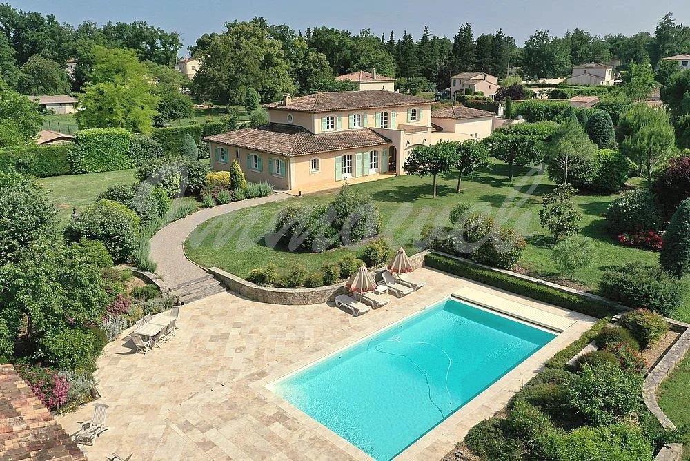 Close to the village Villa of 326 m² with 5 bedrooms